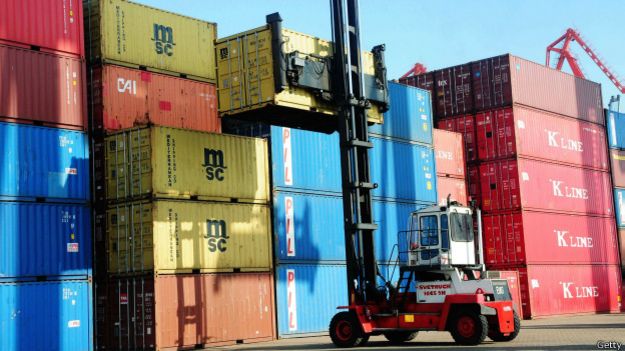Moviendo contenedores en un puerto de carga chino