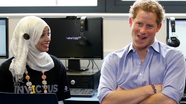 Príncipe Harry en una visita a la Bethnal Green Academy en 2014