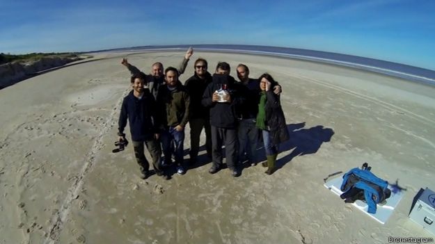 Este grupo de personas se grabó con un drone en Salinas, Uruguay.