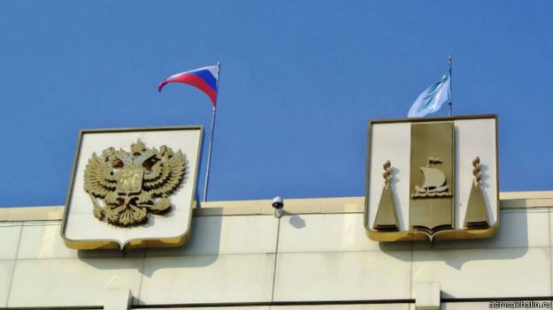 Флаги на здании администрации Сахалинской области