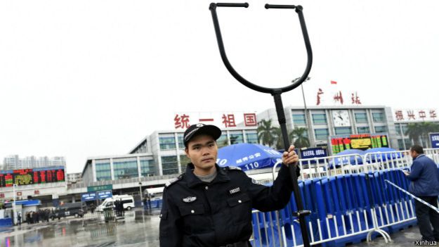 安保人员在广州火车站砍人案发现场警戒