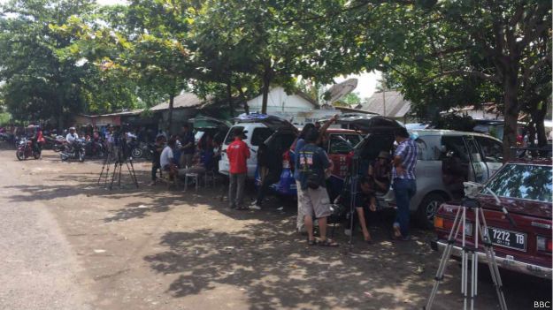 Jornalistas fazem plantão diário na entrada do porto que dá acesso à Nusakambagan - mas poucas notícias saem dali