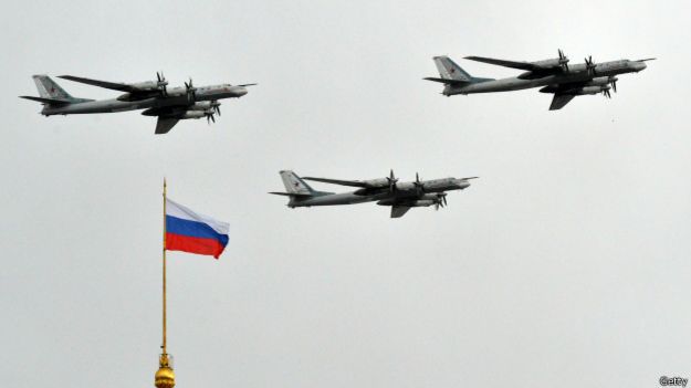 Varios Tupolev Tu-95 surcando los cielos de Moscú