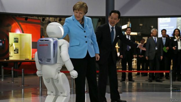 Меркель с роботом