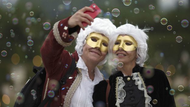 Varios museos han considerado ya que añadir un palo a la 'fiebre' del selfie supone un peligro para sus obras.