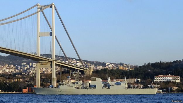 Канадский фрегат проходит через пролив Босфор