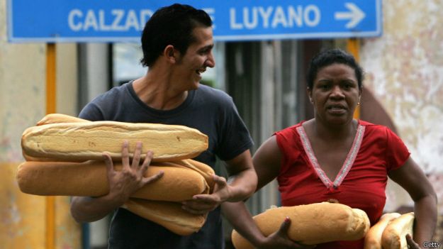 Cubanos con pan recién comprado