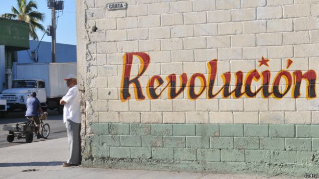 Un grafiti en una pared de La Habana que dice "Revolución"
