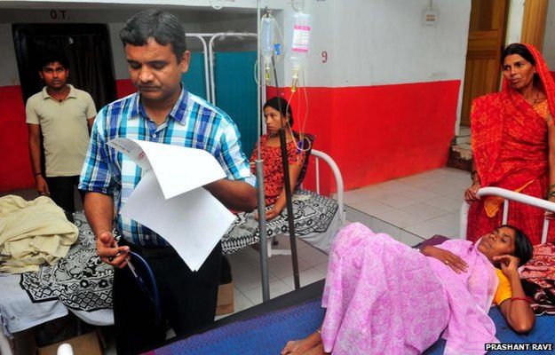 Varma examina pacientes | Foto: Prashant Ravi