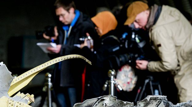 Журналисты изучают обломки MH17