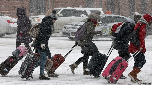 Люди с чемоданами во Владивостоке