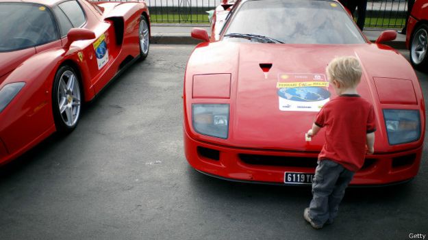 Un niño frente a un Ferrari F40