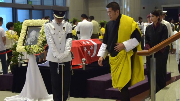 不丹國王旺楚克（右）與王后瞻仰李光耀靈柩（28/3/2015）