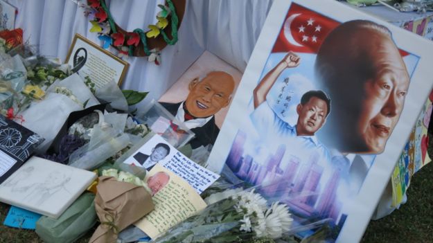 政府大廈大草場上民眾擺放悼念畫作與花束（BBC中文網圖片28/3/2015）