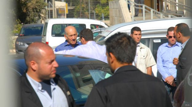 Эхуд Ольмерт садится в машину