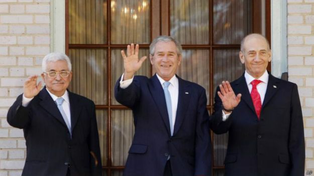 Эхуд Ольмерт (справа) с Джорджем Бушем и Махмудом Аббасом