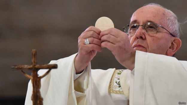 El papa Francisco consagra una hostia