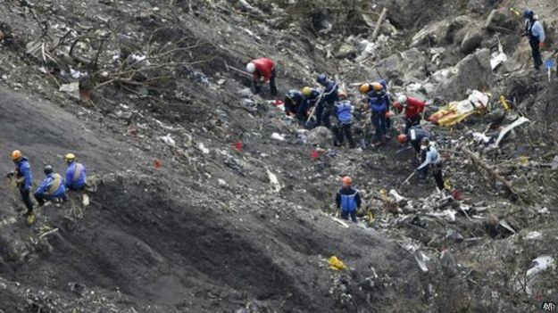 Bósqueda entre los restos del avión de Germanwings siniestrado en los Alpes