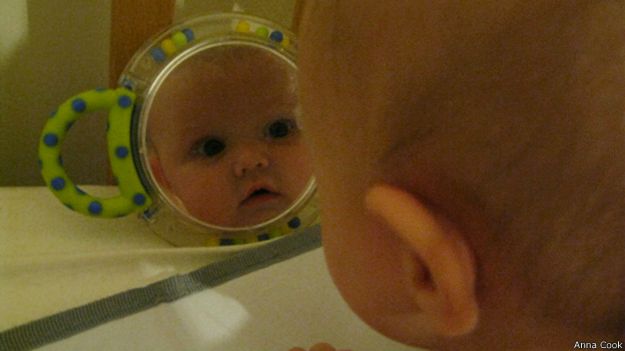 Ребенок смотрит на себя в зеркало