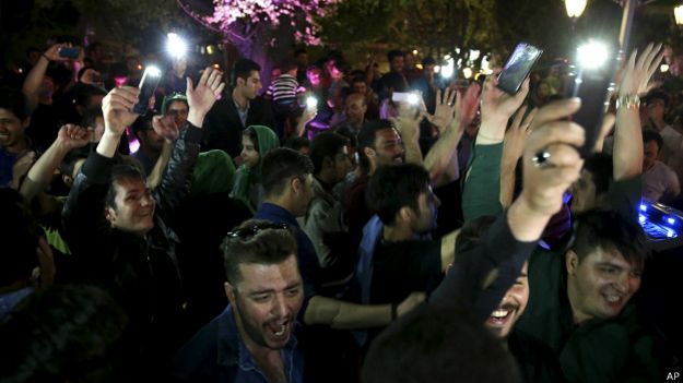 Иранцы празднуют заключение рамочного соглашения