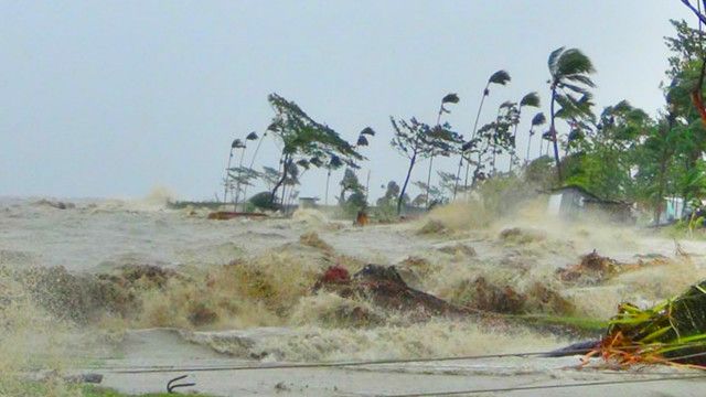 150731102411_bd_cyclone_bay_of_bengal_hatiya_waves_640x360_focusbangla_nocredit.jpg