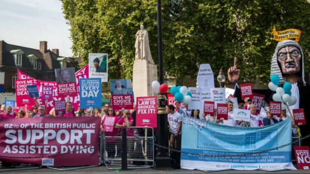 150911153157_assisted_dying_campaigners_london_640x360_getty_nocredit.jpg