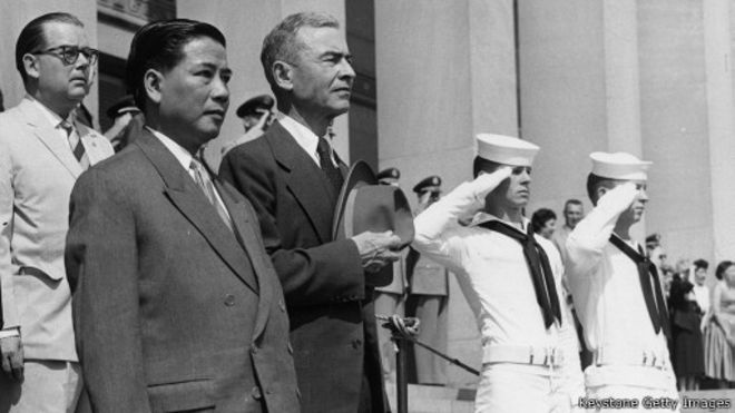 Ông Ngô Đình Diệm cùng Thứ trưởng Quốc phòng Hoa Kỳ Donald Quarles tại Washington hồi năm 1957
