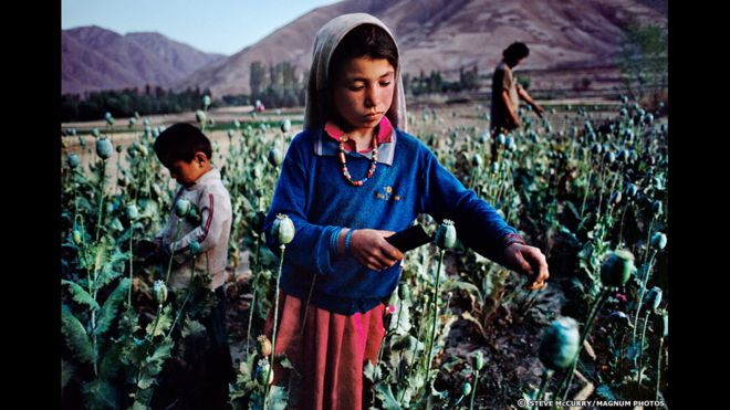 Niños trabajando en un cultivo de opio, Badakhshan, 1992. Steve McCurry/Magnum Photos 