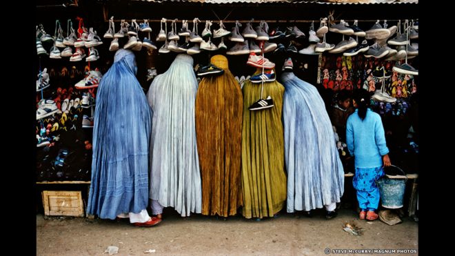 Afganas en una zapatería, 1992. Steve McCurry/Magnum Photos