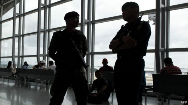140526162653_malaysia_police_airport_512