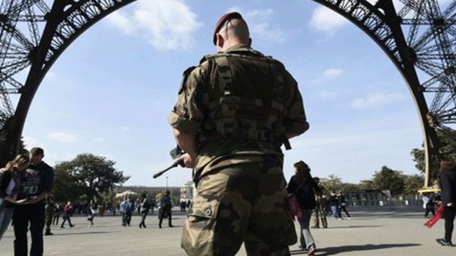 140924190801_france_anti_terror_patrol_6