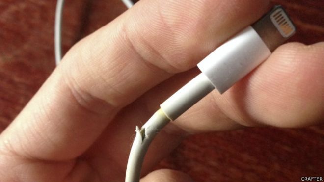 Imagen de cable Lightning de Apple dañado subido al sitio Macrumours el 11 de noviembre de 2013 por el usuario Crafter.  