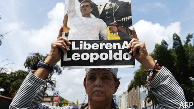 Mujer apoya a Leopoldo López