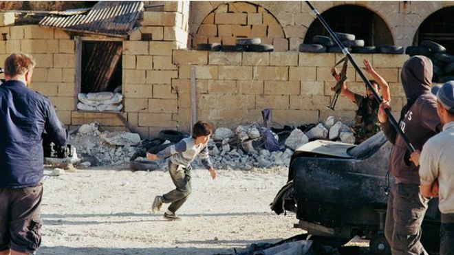 fotograma de la pelicula noruega del niño héroe sirio en Malta