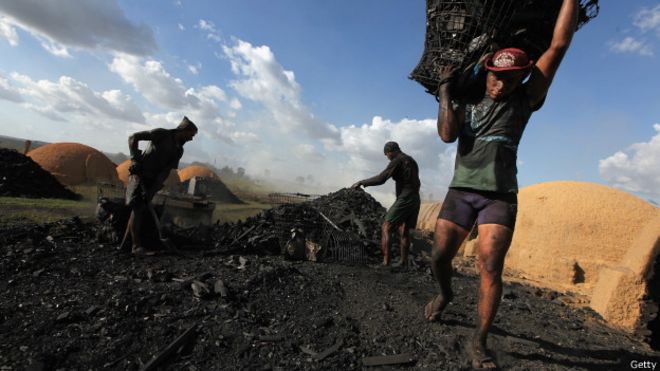 Produção ilegal de carvão no Pará, em 2012, com suspeita de trabalho análogo à escravidão (Getty)