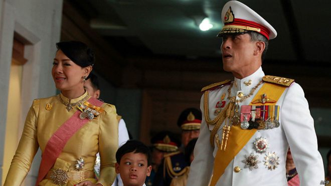 La princesa Srirasmi, el príncipe heredero Vajiralongkorn y su hijo