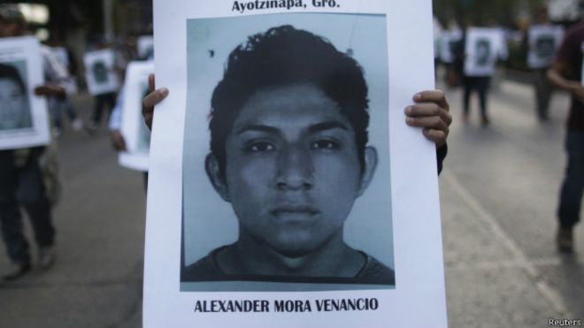 Cartel con la foto de Alexander Mora