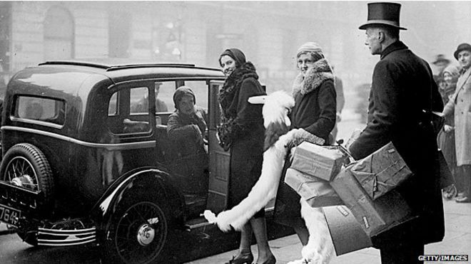 Mujeres entrando en un taxi con b olsas de la compra