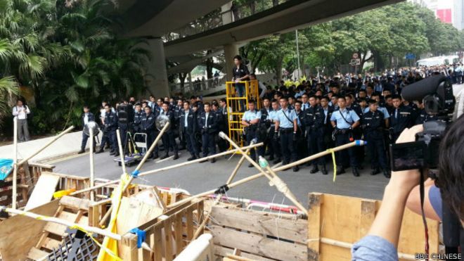 香港警方开始清除金钟占领区障碍物（BBC中文网记者叶靖斯摄）。