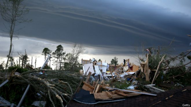 Последствия торнадо в США