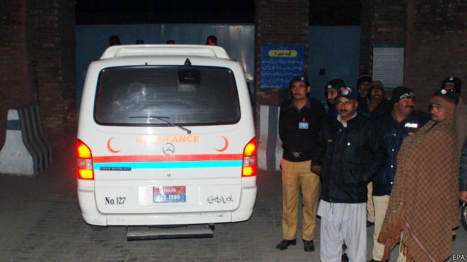 Машина у въезда в тюрьму в Файзалабаде