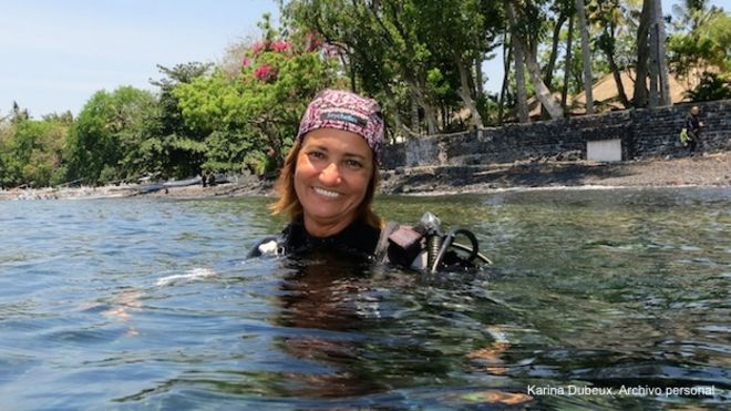 Karina Dubeux, brasileña sobreviviente del tsunami de 2004 en Tailandia, a punto de bucear.