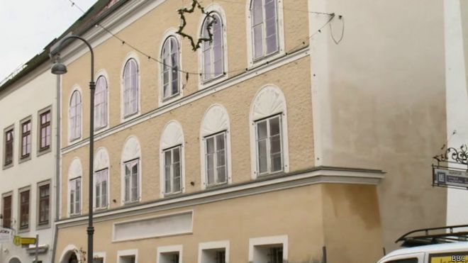 Casa onde nasceu Hitler, na Áustria (foto: BBC)