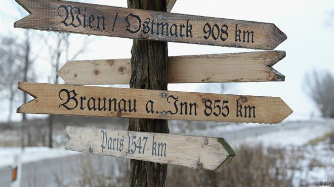 Señal que indica el camino a Braunau am Inn