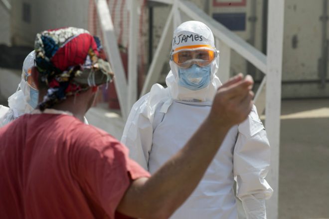 Agentes de saúde no combate ao ebola em Serra Leoa (Reuters)