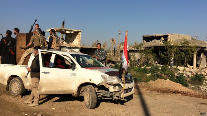 Área de confronto entre milícias iraquianas e o 'Estado Islâmico' (EPA)