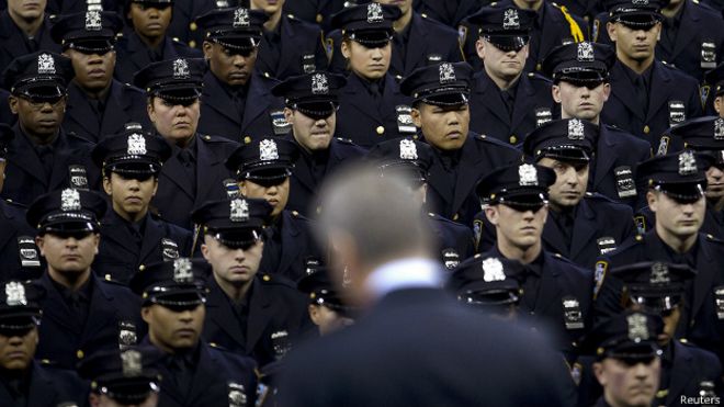 alcalde di blasio frente a oficials de policía de Nueva York, NYPD