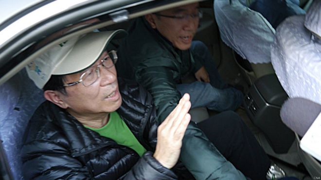 陳水扁（前）與兒子陳致中乘車離開台中監獄（台灣中央社圖片5/1/2015）