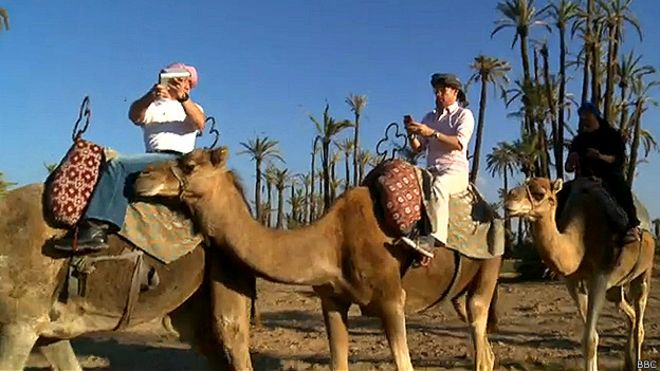 Equipo de la BBC tratando de conectarse a internet en medio de un desierto en Marruecos. 