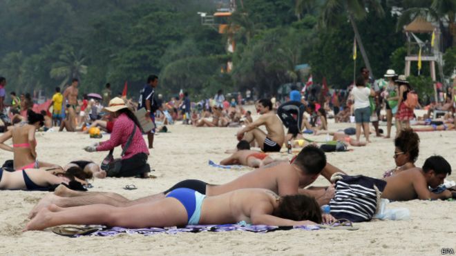 Туристы на пляже